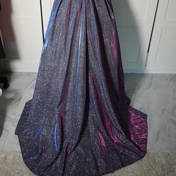 Stunning Formal Gown - Picture 3 of 5